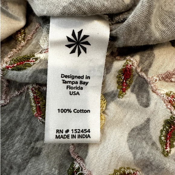 Caite Anthropologie Camo Top with Embroidered Flowers Size Medium - Picture 8 of 9
